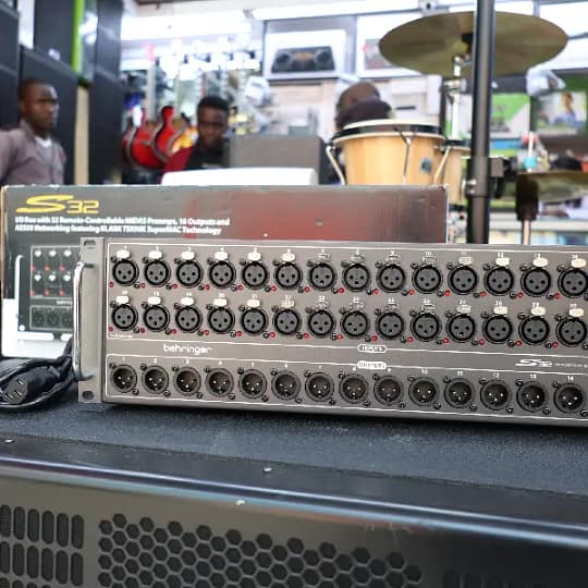behringer s32 32-input