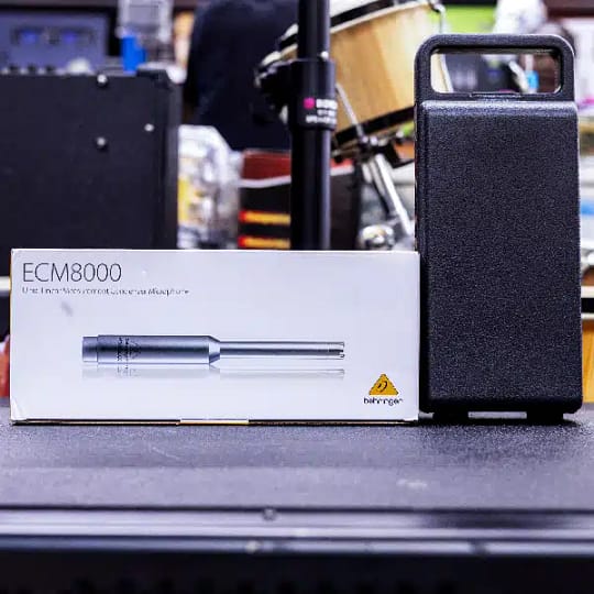 Ultra-linear condenser microphone