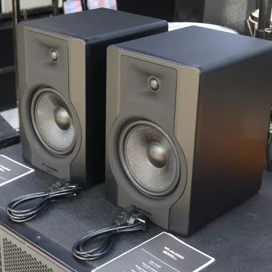 BX8 D3 studio monitor