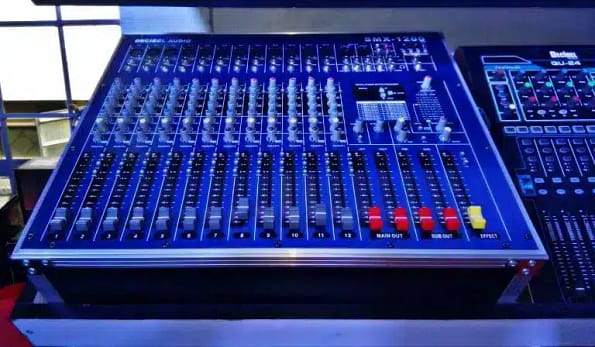 Audio powered mixer with case